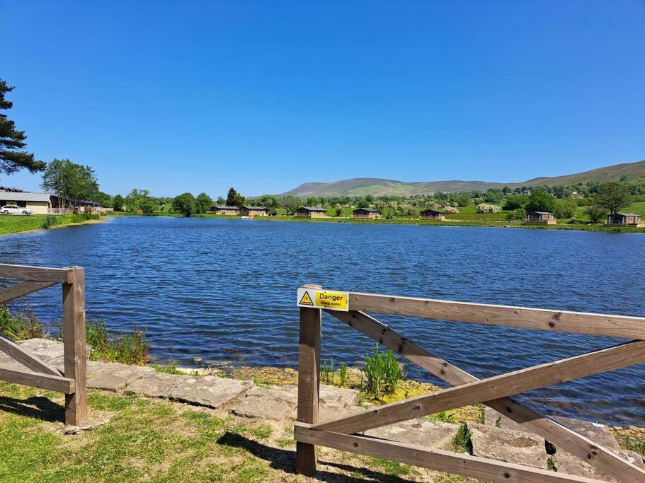 Diddly Squat Lodge With Hot Tub, Pendle View Holiday Park Clitheroe Eksteriør billede