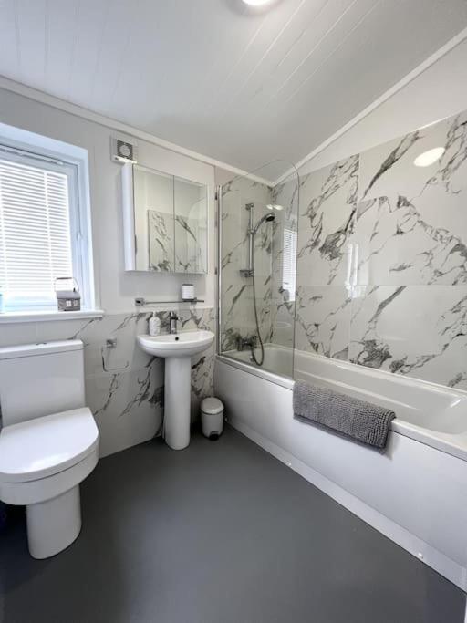 Diddly Squat Lodge With Hot Tub, Pendle View Holiday Park Clitheroe Eksteriør billede