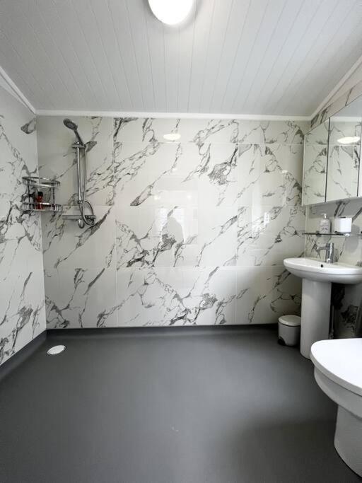 Diddly Squat Lodge With Hot Tub, Pendle View Holiday Park Clitheroe Eksteriør billede