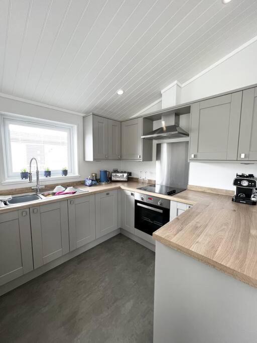 Diddly Squat Lodge With Hot Tub, Pendle View Holiday Park Clitheroe Eksteriør billede