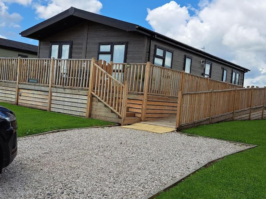 Diddly Squat Lodge With Hot Tub, Pendle View Holiday Park Clitheroe Eksteriør billede