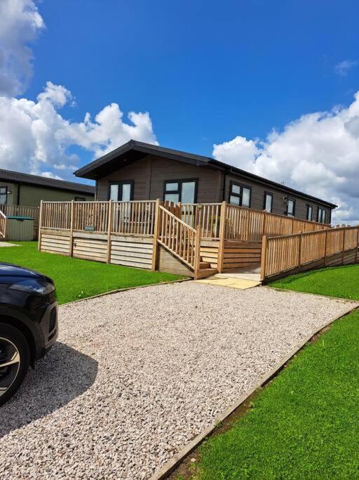 Diddly Squat Lodge With Hot Tub, Pendle View Holiday Park Clitheroe Eksteriør billede
