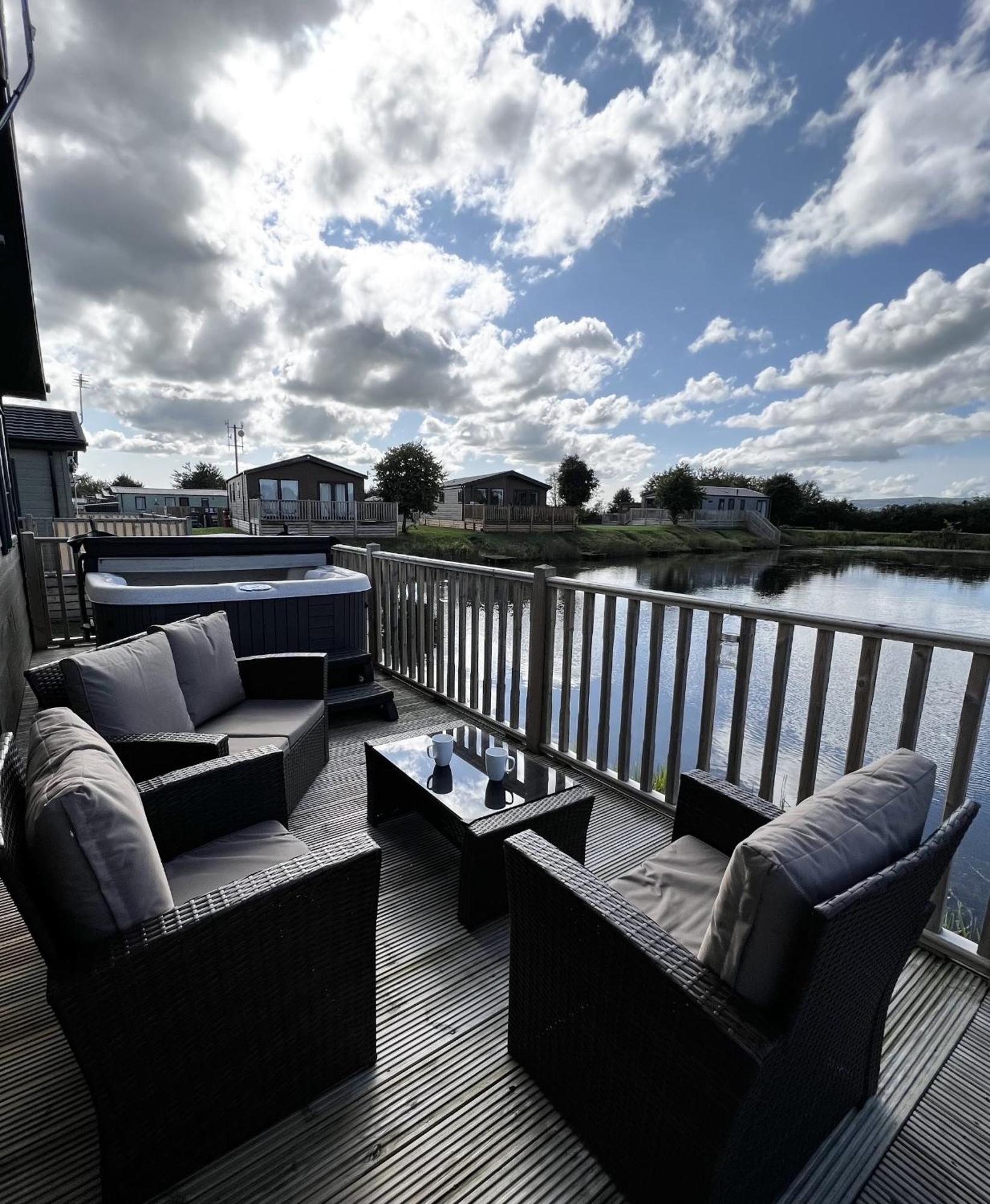 Diddly Squat Lodge With Hot Tub, Pendle View Holiday Park Clitheroe Eksteriør billede